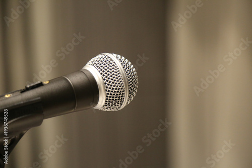 ステージマイクのクローズアップ（講演・スピーチ・音声収録イメージ）