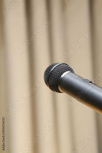 ステージマイクのクローズアップ（講演・スピーチ・音声収録イメージ）縦長