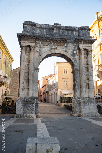 Konstfotografi Ancient Roman triumphal arch stone facade with classic corinthian columns decoration close up