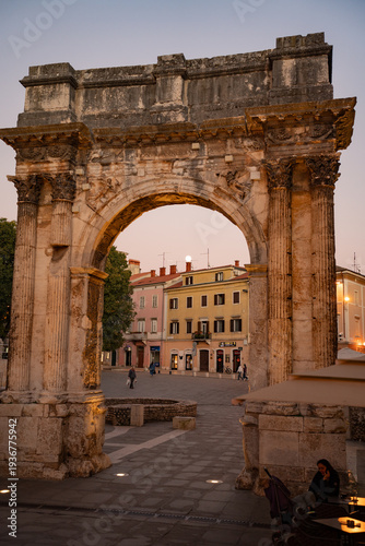Canvastavla Ancient Roman triumphal arch stone facade with classic corinthian columns decoration close up