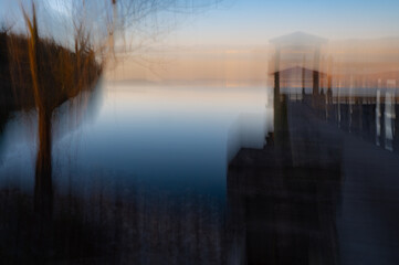 Plexiglas schilderij Reflectie Abstract ochtendlicht op rustig meer  © Darren Koobs
