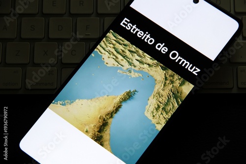 estreito de Ormuz, Hormuz,  - Pedaço de oceano relativamente estreito entre o golfo de Omã ao sudeste e o golfo Pérsico ao sudoeste. Na sua costa norte está o Irã.