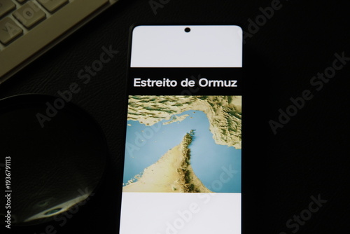 estreito de Ormuz, Hormuz,  - Pedaço de oceano relativamente estreito entre o golfo de Omã ao sudeste e o golfo Pérsico ao sudoeste. Na sua costa norte está o Irã.
