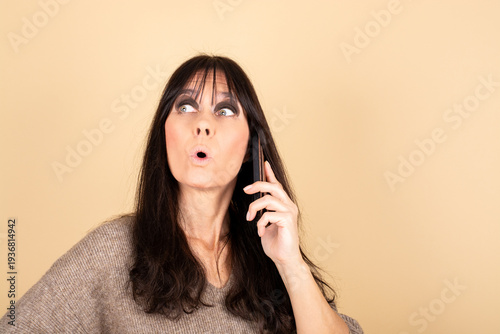 Frau am telefonieren