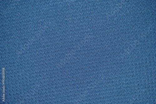 Primer plano de textura de tejido de algodón azul con patrón de malla fina para fondo textil.