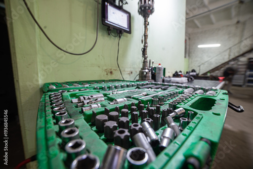 Foto Green socket set on mechanic workbench