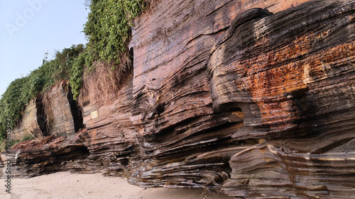 Schilderij op canvas Layered Rock Formations at Beihai Crater Park, Guangxi