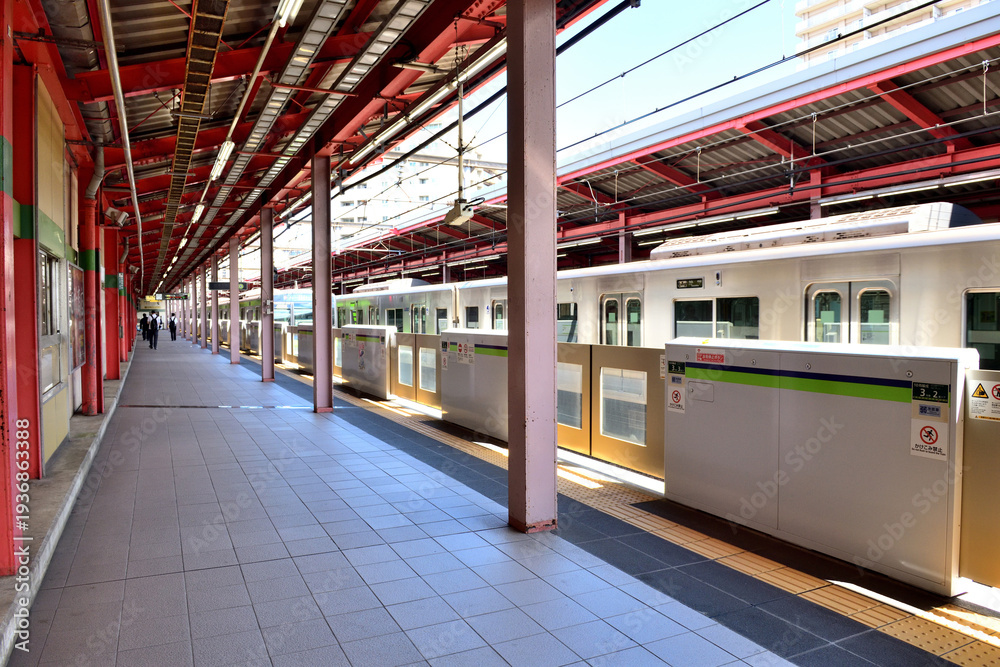 Obraz premium 地下鉄都営新宿線船堀駅ホームの景色