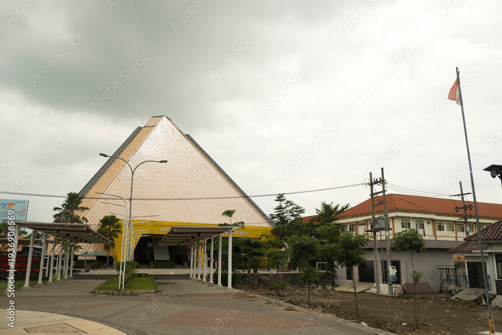 Obraz premium Indonesia, December, 2025: Museum Islam Indonesia KH Hasyim Asy’ari Pyramid Architecture