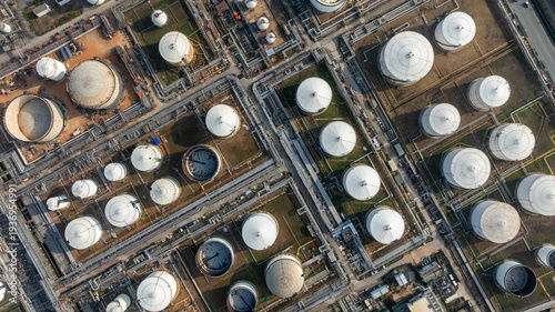 Fotografía Aerial view industrial storage tank farm for oil and gas or chemical, Global fue