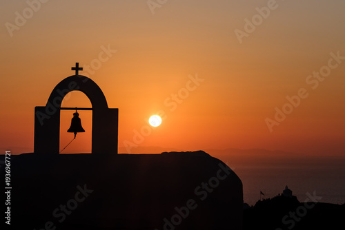 Foto View of a the silhouette of a Greek Orthodox Church, with a bell and a cross at