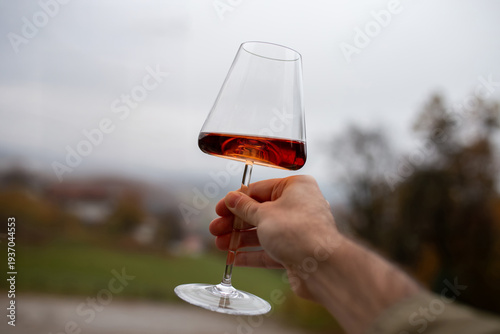 Foto Red dessert wine tasting crystal glass backlight sommelier sweet fortified wine