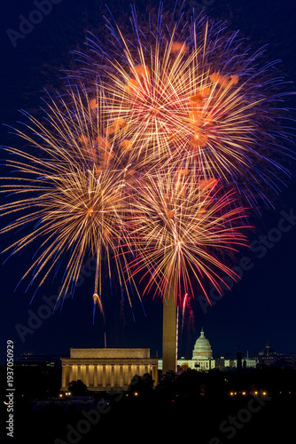 Принти на полотні July 4th Independence Day fireworks display over the Washington DC skyline at night