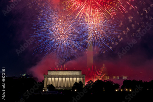 Fotografi July 4th Independence Day fireworks display over the Washington DC skyline at night