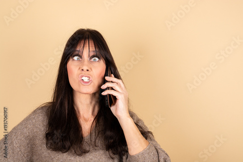 Impulsive Frau am telefonieren