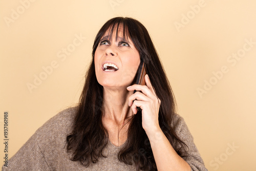 Impulsive Frau am telefonieren