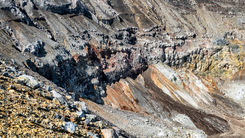 Foto A volcano crater with an acid lake (explosion lake) and steaming fumaroles (solfatare) and hot springs