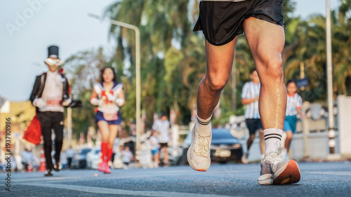 Foto Marathon runners in action with people in fancy dress costumes in the background