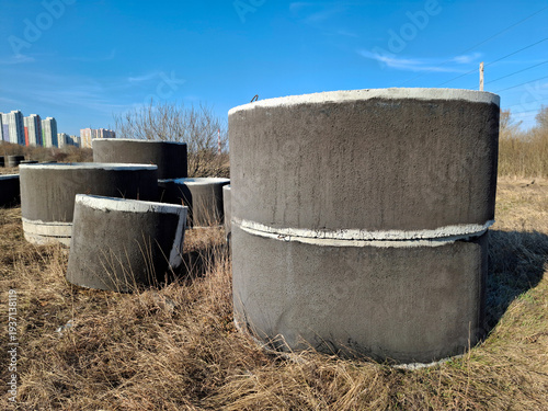 Φωτογραφία Reinforced concrete rings of different diameters for the construction of wells