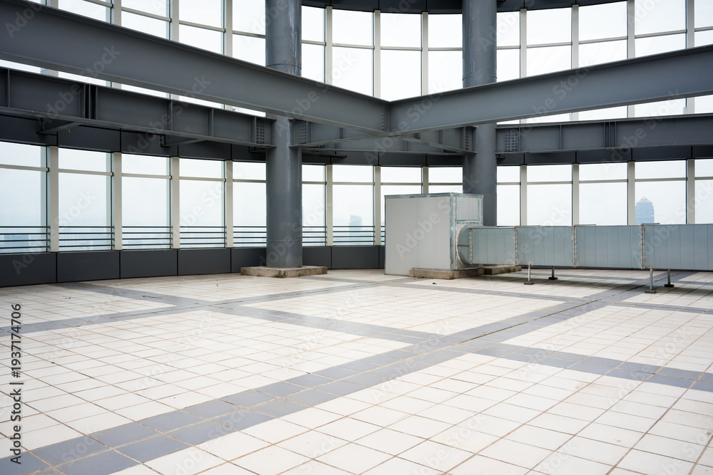 Obraz premium Spacious indoor space with steel structure and glass curtain wall in modern building