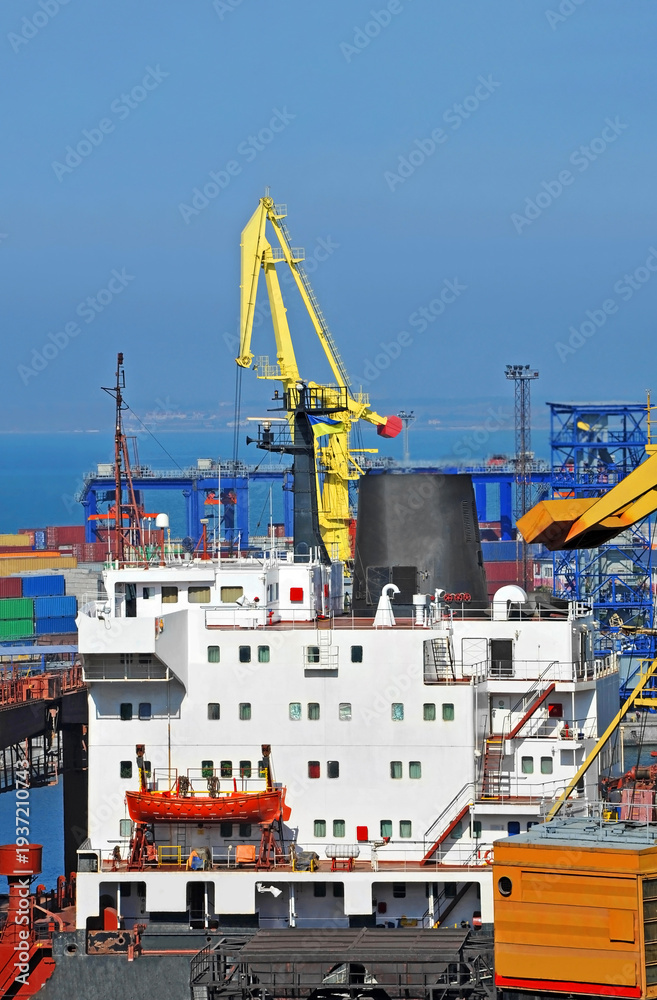 Fototapeta premium Bulk cargo ship under port crane