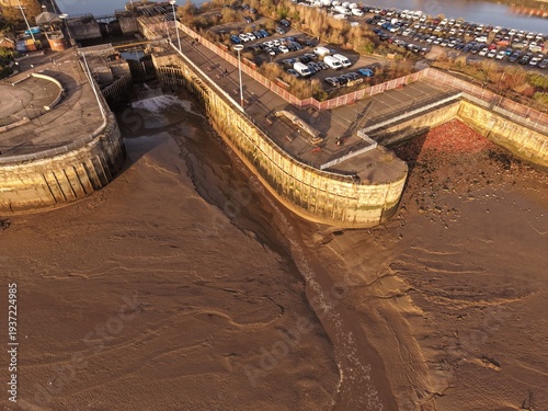 Foto River Mersey Aerial View of Coastal Industry and Tidal River Surface