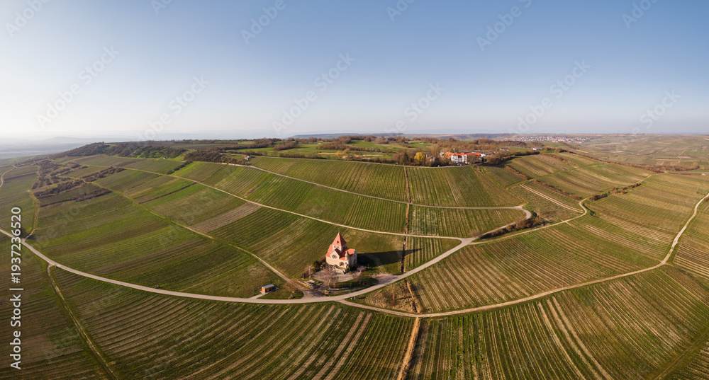 Naklejka premium Wißberg und Kreuzkapelle in St. Johann / Gau-Bickelheim, März 2026