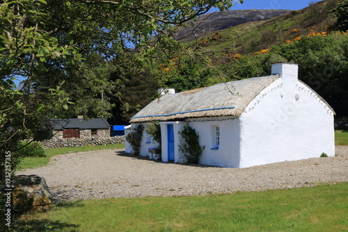 Εκτύπωση καμβά Traditional Thatched Mamore Cottage in Donegal