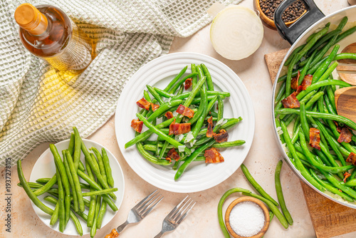 Quadro su tela Easy side dish. Fresh green beans with bacon and onion