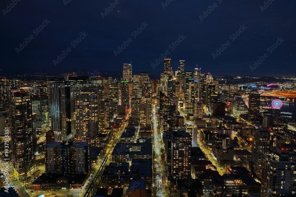Obraz premium Seattle downtown skyline at blue hour with city lights, traffic and Lake Union park waterfront aerial view, Washington USA. g.