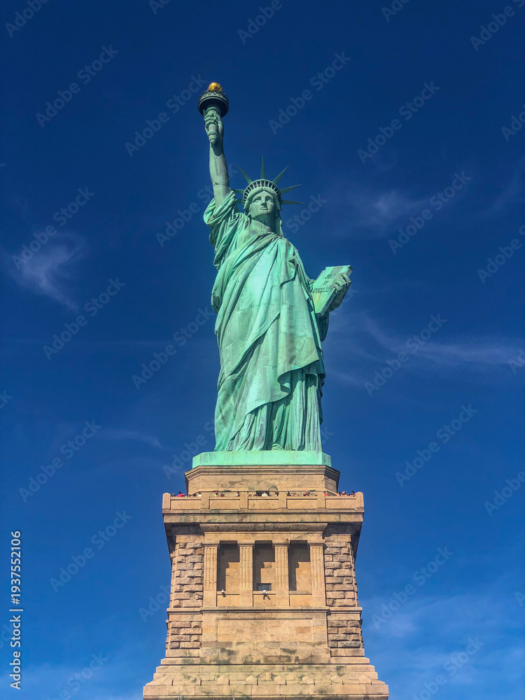 Fototapeta premium Iconic Statue of Liberty National Monument Under Blue Sky