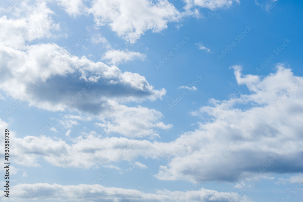 Obraz premium 春の始まりの青空と広がる雲49