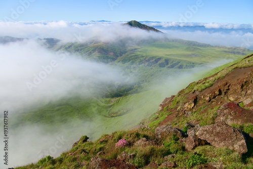 熊本県の阿蘇山、杵島岳から望む雲間の烏帽子岳