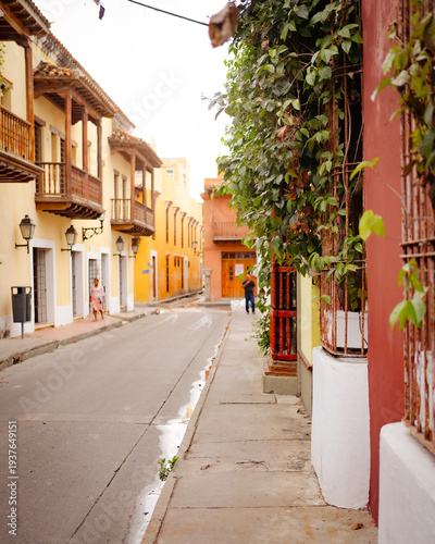 Quadro em tela Colorful Colonial Street with Yellow Buildings After Rain in Cartagena