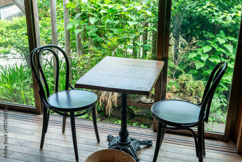 古民家カフェの窓際にある木製テーブルと椅子　庭を望む縁側の席