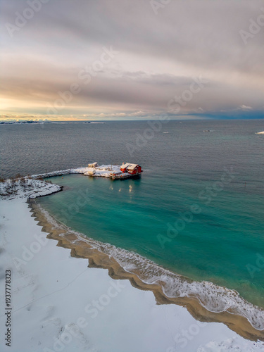 Casa en islote en playa nevada en Noruega