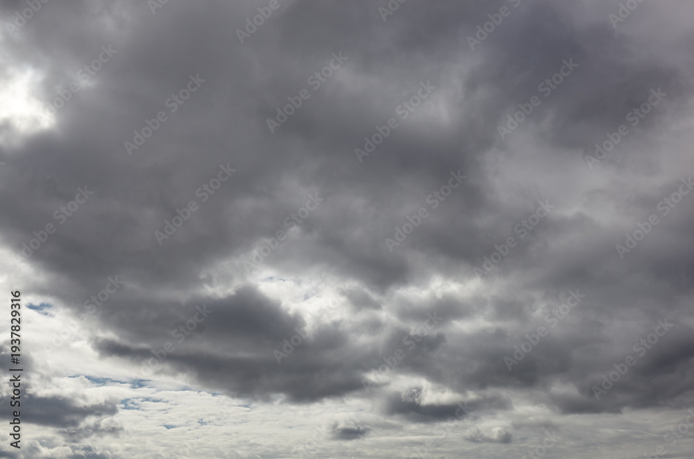Obraz premium Dramatic dark clouds before rainy. Beautiful cloudscape over horizon, sky