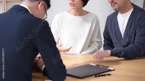 営業をするビジネスマン　クレーム　トラブル