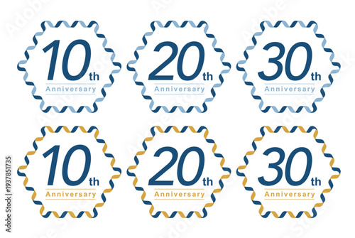 10周年、20周年、30周年のアニバーサリーロゴ・エンブレムセット。青とゴールドの波型リボンフレームが特徴的なモダンなデザイン。企業の創立記念、周年イベント、オンラインショップのセールや販促キャンペーンに最適な高品質ベクターイラスト素材。