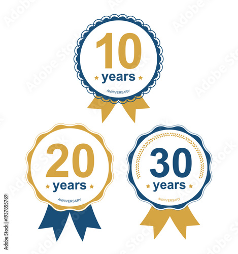 紺色とゴールドの高級感あるアニバーサリーロゴ・エンブレムセット。10周年、20周年、30周年の数字が入ったリボン付きの記念ラベル。企業の創立記念式典、ブランドの周年イベント、高品質な商品の販促キャンペーンに最適なベクターイラスト素材。