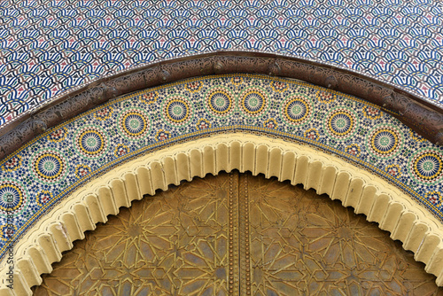 Obraz na płótnie Brass door with Arabic calligraphy and Moroccan zellij mosaic tilework