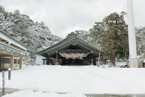 出雲大社の神楽殿と雪景色