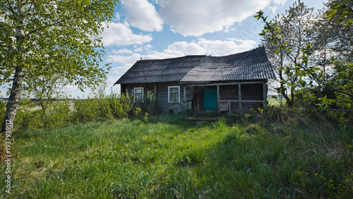 Foto Abandoned old wooden house in rural countryside showing decay and rustic charm
