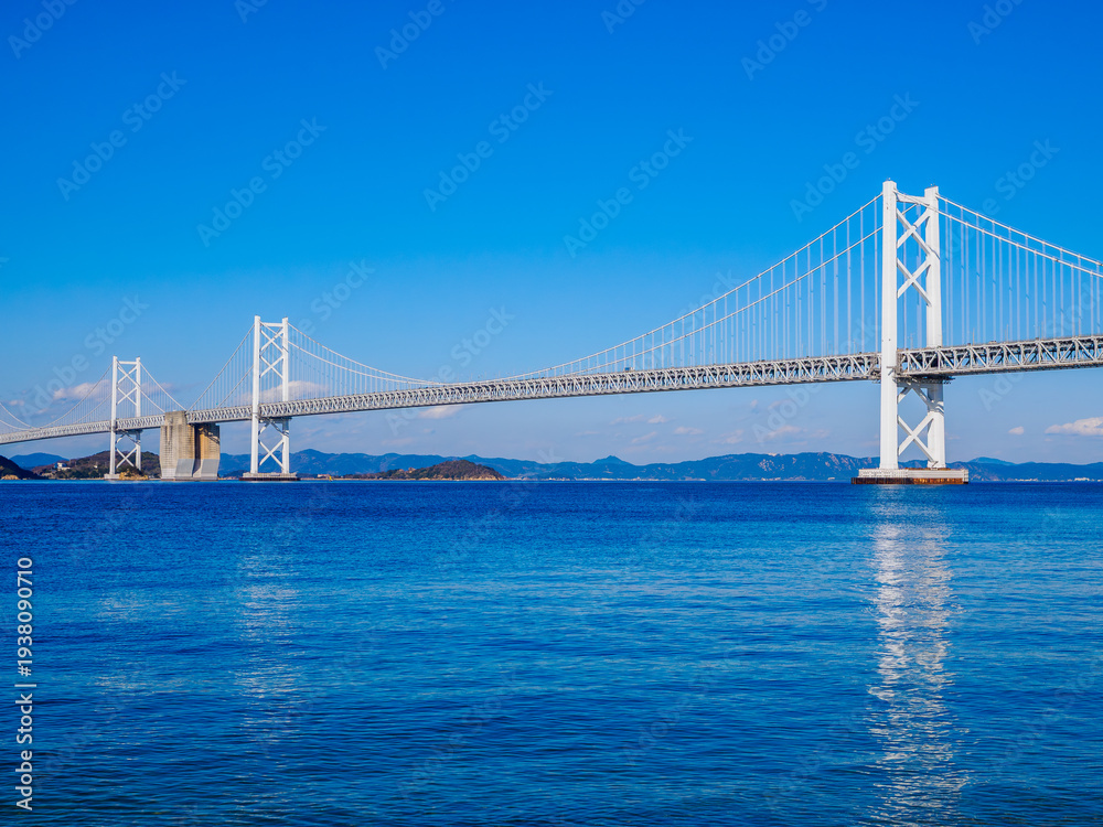 Obraz premium 香川県の瀬戸大橋と瀬戸内海 青空と海の風景