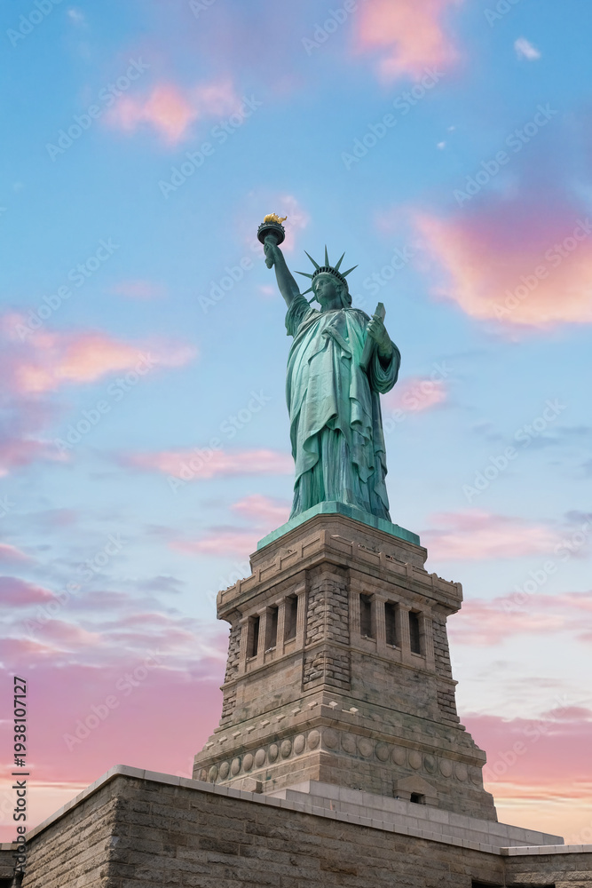 Fototapeta premium statue of liberty at sunset