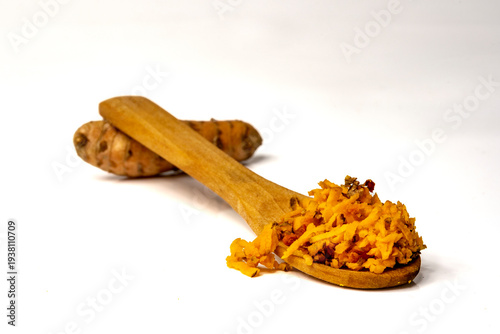Tableau sur toile Ralladura de cúrcuma encima de una cuchara de madera, la cúrcuma es una raíz con propiedades antioxidantes, antiinflamatorias y antibacterianas que puede ayudar a prevenir diversas enfermedades