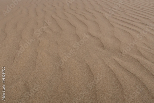 Valokuva Sand texture with natural minimalist patterns - formed by natural erosion