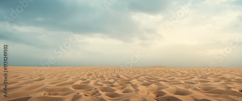 Panel kuchenny z motywem Broad sandy beach with soft cloudy sky backdrop offering plenty of copy space for relaxation concepts