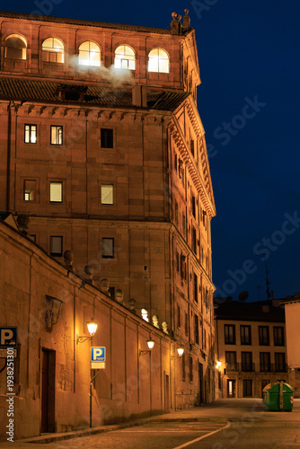 Fotografía Pontifical University of Salamanca from street Compan�a at night, Spain