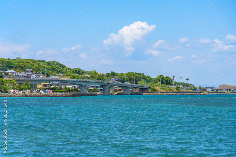 Fototapeta premium 熊本県天草 国道389号 二江大橋と海岸の景観